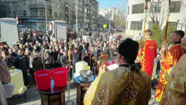 BOGOJAVLJENJE: Vernici prisustvovali osveštavanju vode u crkvi Aleksandar Nevski