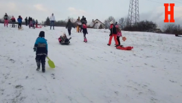 UŽIVAJU U ZIMSKIM ČAROLIJAMA: Mališani iz Kraljeva slobodno vreme provode na snegu
