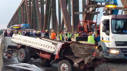DELOVI VOZILA VISE SA PANČEVCA: Strašne scene na mostu nakon nesreće, saobraćaj blokiran