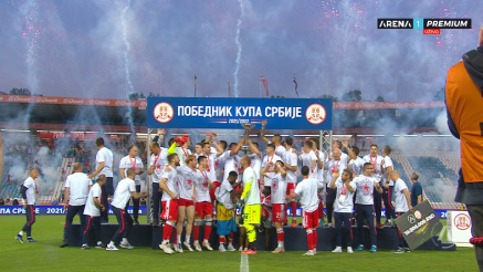 Pehar Kupa Srbije u rukama  igrača Crvene zvezde
