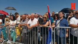 AERODROM "ROSULJE": Okupljeni narod čeka Vučića
