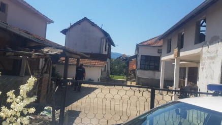 Kuća u kojoj se desila tragedija: Žena izvršila samoubistvo, telo supruga pronađeno zabetonirano