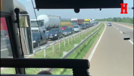 Kilometarske kolone na auto putu Beograd Nis - karambol nakon sudara dva kamiona