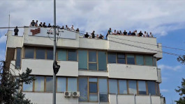 DRAMA U CRNOJ GORI: Radnici Železare prete da će skočiti sa zgrade