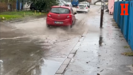 AUTOMOBILI ZAPLIVALI ULICAMA: Pljusak napravio potop u ulici Jug Bogdana u Zrenjaninu