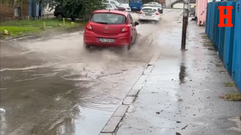AUTOMOBILI ZAPLIVALI ULICAMA: Pljusak napravio potop u ulici Jug Bogdana u Zrenjaninu