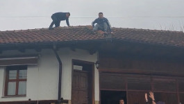 DRAMA SE NASTAVLJA: Milan Petrović se opet popeo na krov, policija ne odlazi