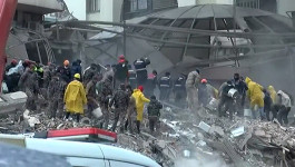 UŽASNO: Zgrada u Dijarbakiru se ruši dok traje potraga za preživelima posle zemljotresa