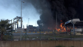 POŽAR POSLE ZEMLJOTRESA: Velika vatra guta objekte u luci Iskenderun u tuskoj provinciji Hataj