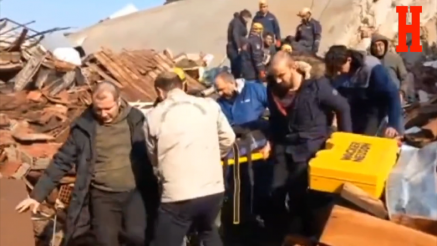 ZAGRLJAJI I SUZE: Izvlačenje preživelih i nastradalih iz ruševina u turskoj Antakiji