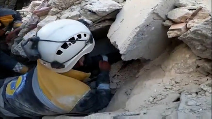 ČUDA SE DEŠAVAJU: Spasioci u selu Bisnija u Siriji izvukli ispod ruševina čitavu porodicu