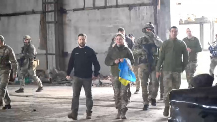 ZELENSKI NA LINIJI FRONTA: Predsednik Ukrajine posetio vojnike u Bahmutu