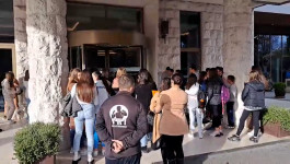 Navijači Srbije satima čekaju ispred hotela kako bi videli "orlove"