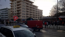 Komšije se "zagrevaju" ispred stadiona pred balkanski derbi Crna Gora - Srbija