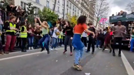 KAĆUŠA NA ULICAMA PARIZA: Pogledajte ulični performans mladih tokom antirežimskih protesta