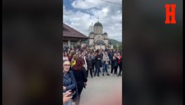 ORI SE “OVO JE SRBIJA”: Srbi u Leposaviću pevaju, Kurtijev okupator u zgradi