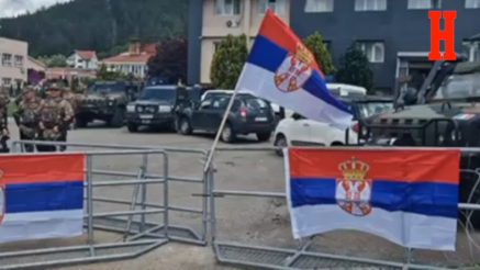 Srbi u Leposaviću okačili trobojke na bodljikave žice i prepreke KFOR-a