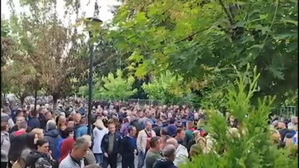 LjUDI SE OKPULjAJU U ZVEČANU: Danas najmasovniji mirni protest građana