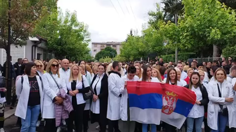 „IZAĐI, MALA“: Srbi u Zvečanu uglas pevaju „himnu protesta“