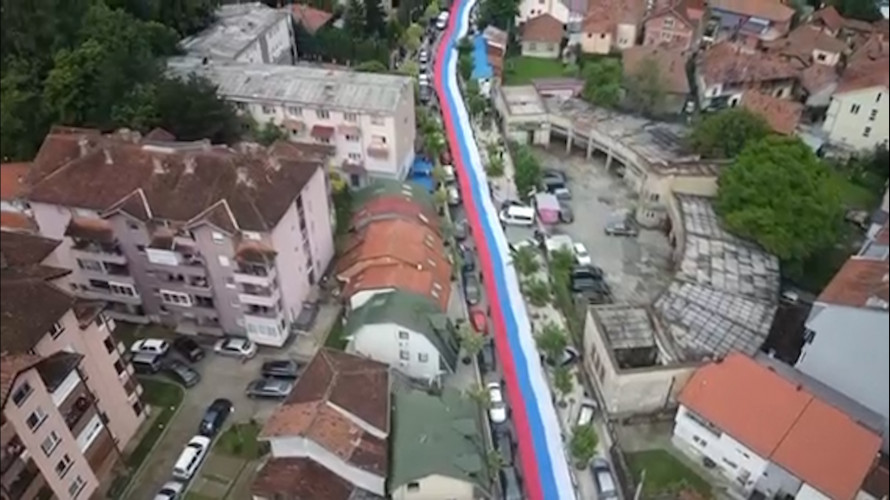 SNIMAK IZ VAZDUHA: Pogledajte kako izgleda srpska zastava duga 250 metara razvučena u Zvečanu