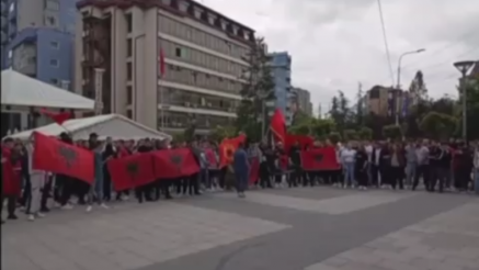 SKANDIRAJU "UČK,UČK": Ekstremistički skup Albanaca u Južnoj Mitrovici