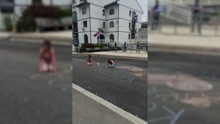 "IDITE KUĆI, KOSOVO JE SRBIJA": Mališani iz Zubinog Potoka se igraju ispred bodljikave žice