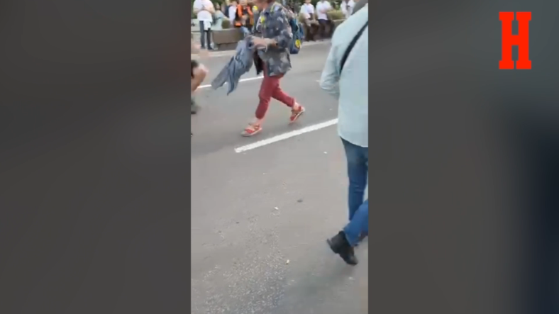 "J*BEM LI TI MAJKU AMERIČKU": Snimak incidenta sa političkih protesta