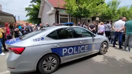 PROVOKACIJA POLICIJE LAŽNE DRŽAVE: Srbi koji mirno protestuju uznemireni