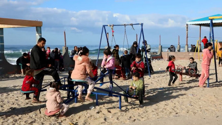 "JEDINO MESTO GDE SE MOŽEMO OPUSTITI": Porodice u Gazi predah od rata traže na morskoj obali