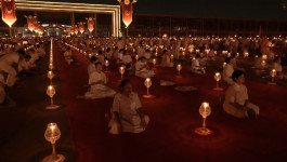 Hiljade budističkih monaha u slavlju punog meseca