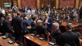 SKANDAL U SKUPŠTINI: Opozicija se zaletela na Radenovića, Aleksić uradio pripadnika obezbeđenja