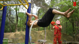 STARI KAO DOBRO VINO: 70-godišnji fitnes entuzijasta pokazuje neverovatnu snagu u Čongkingu