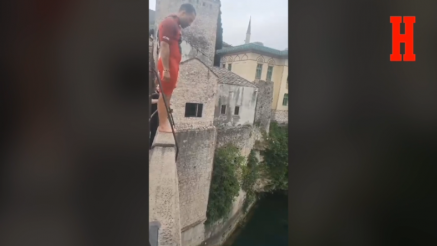 HIT SNIMAK IZ MOSTARA: Mladić skače sa Starog mosta