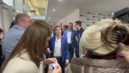ODUŠEVLJENI GRAĐANI DOČEKALI BRNABIĆKU: Predsednica NS došla da potpiše listu podrške SNS-a