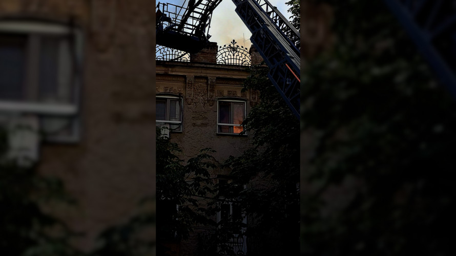 POŽAR NA DORĆOLU: Vatra buknula u potkrovlju zgrade