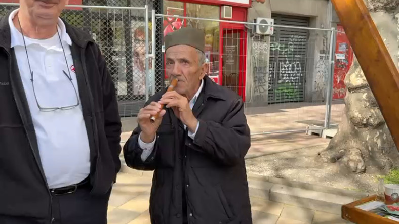 ZAVIČAJNI ZVUK: Deka zasvirao frulu na svenarodnom skupu